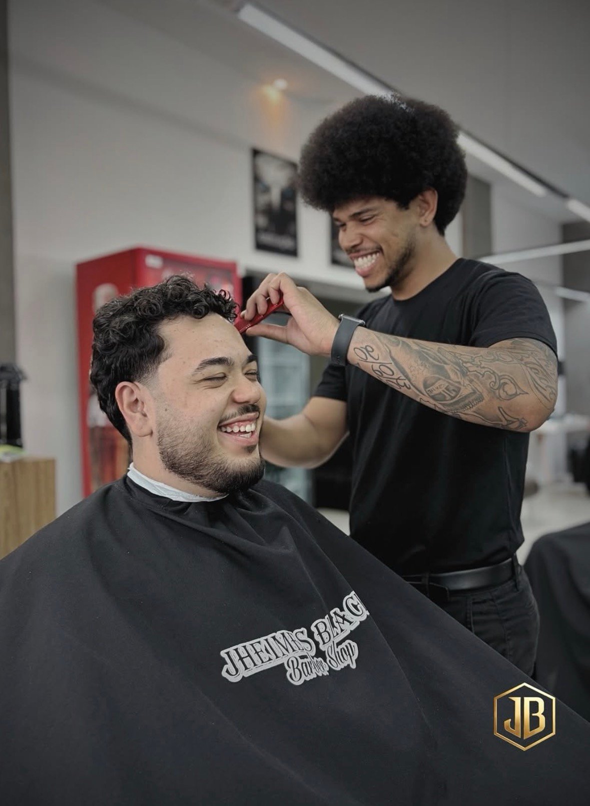 Cliente sorrindo durante o corte na JB Barbearia