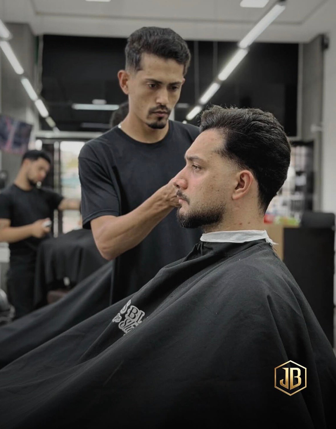 Cliente durante atendimento de corte na JB Barbearia